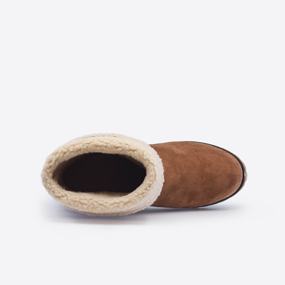 Pohľad zhora na hnedú vysokú izolovanú topánku NOEL s bielym vnútorným kožúškom.