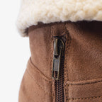 Detailný záber na zips a kožušinu hnedých vysokých izolovaných topánok NOEL.