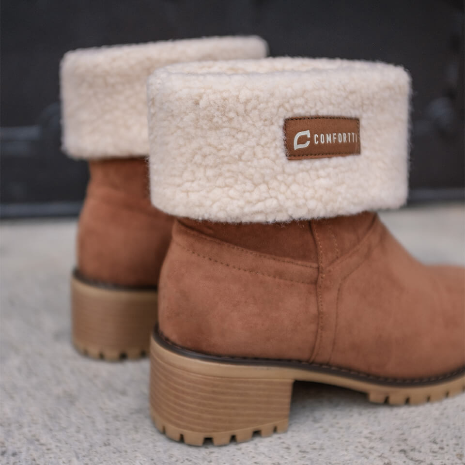 Hnedé zateplené vysoké topánky Noel s hrubou podrážkou a umelým kožušinovým lemom.