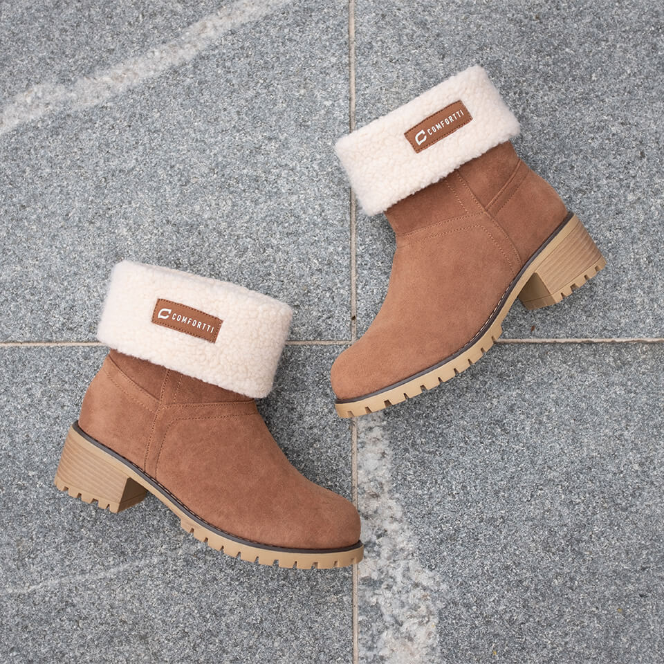 Hnedé vysoké zateplené topánky NOEL s kožušinou, vhodné na zimu, položené na šedej dlažbe.